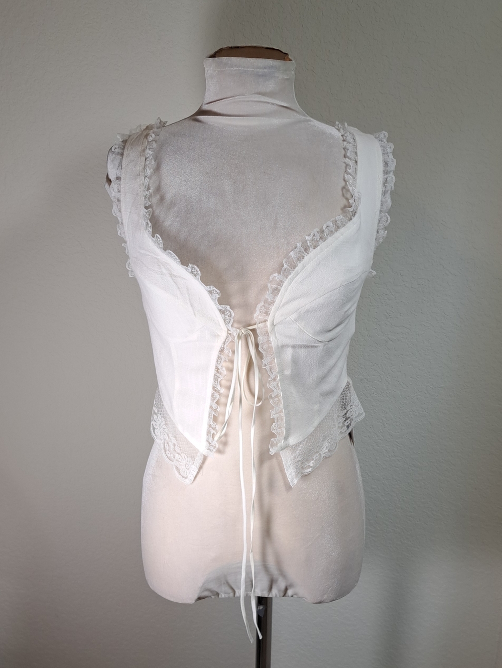 Commense Women’s Fly Away Tie Front White Lace Tie-Back Camisole Crop Top Medium